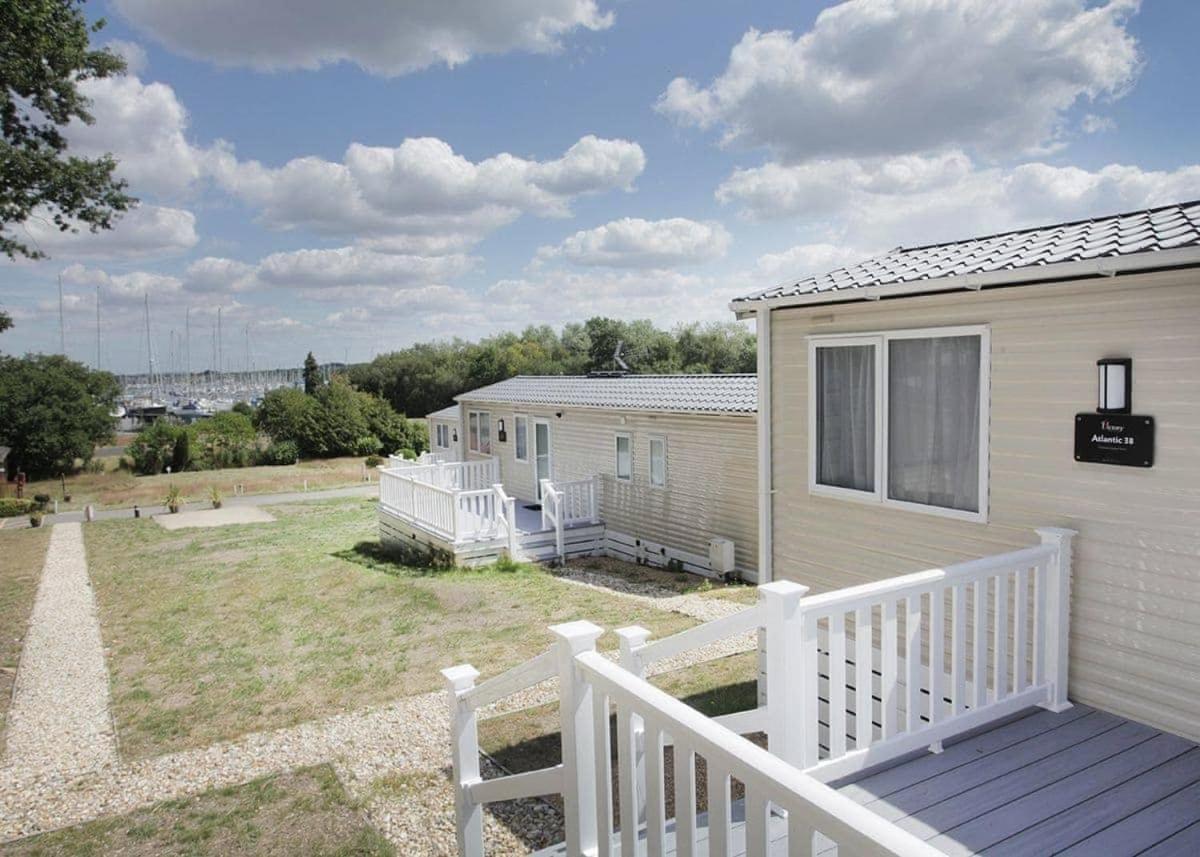 Mercury Yacht Harbour And Holiday Park Lower Swanwick Екстер'єр фото
